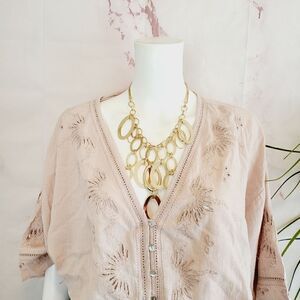 New Boutique gold tone eye catching Oval shapped with matching earrings